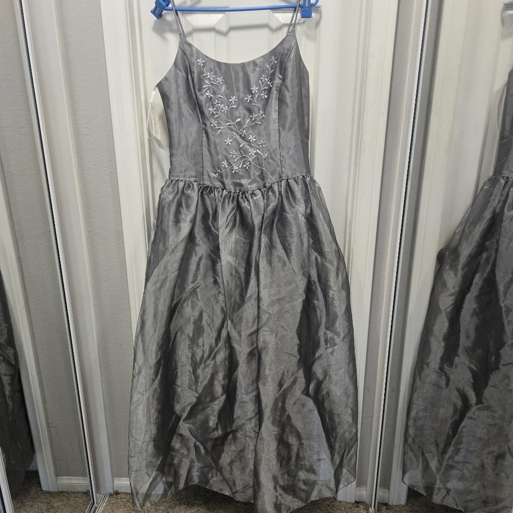 Scott mclintock elegant Gray Evening Gown with Floral Embroidery size 14…